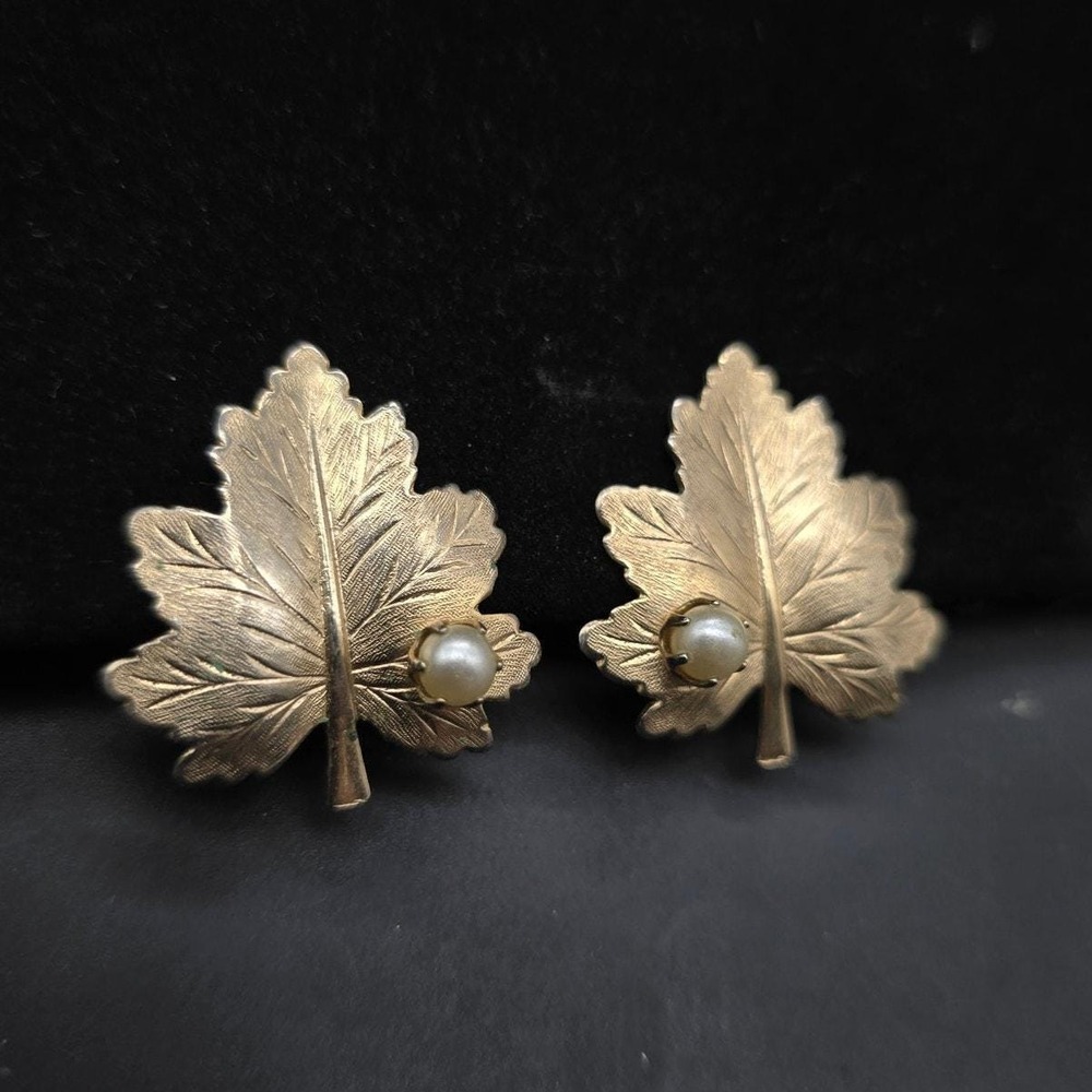 Sarah Coventry Gold Tone Leaf Earrings Clip On Maple Oak Leaves Faux Pearl